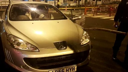 Mașina unei familii de români a fost atacată de imigranții din Calais. 