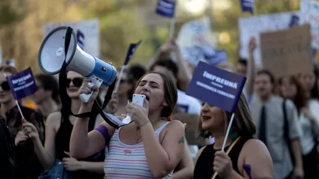 Țara în care zeci de mii de femei intră în grevă și REFUZĂ să gătească şi să facă curat: „Voi numiţi asta egalitate? ”