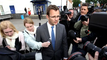 Fostul consilier de presă al lui David Cameron, inculpat pentru mărturii false