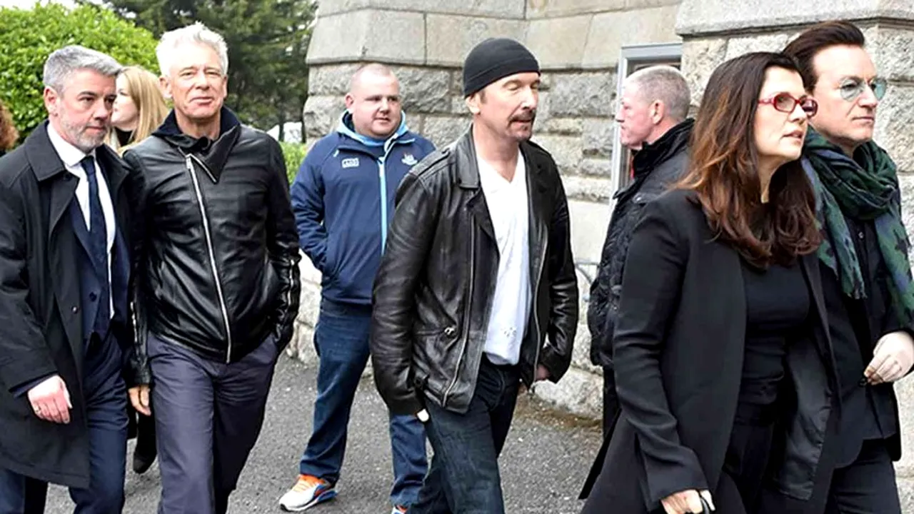 Concert U2 la o înmormântare: Bono a cântat pentru prima dată în public după accidentul din 2014