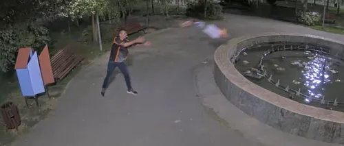 Un bărbat a fost filmat într-un parc din Sectorul 6 în timp ce distrugea o căsuță cu cărți