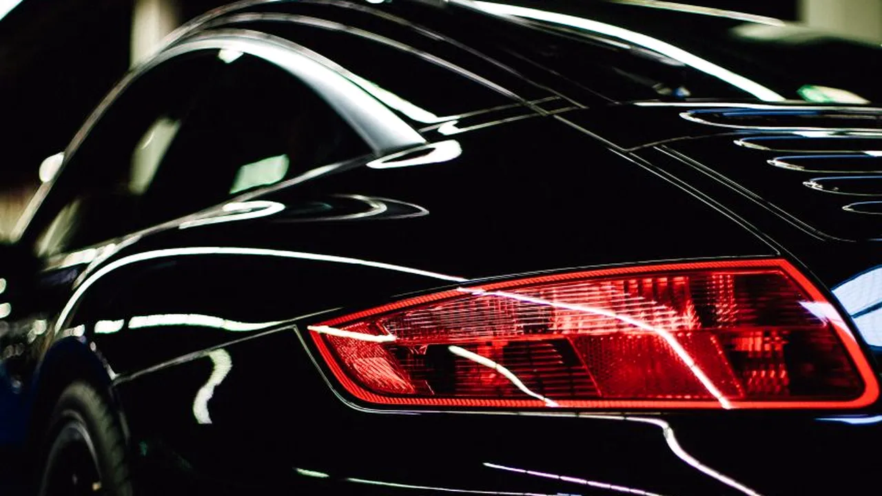 Mașinile de lux confiscate de la inculpații din dosarul ”Fabrica de permise false” din Suceava, scoase la licitație. Cea mai ieftină e 12.000 de euro