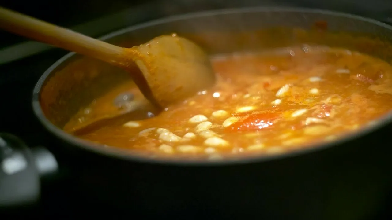 Supa pentru longevitate pe care o consumă o familie italiană, savurată alături de pâine și vin roșu. Poate reduce colesterolul și riscul de cancer