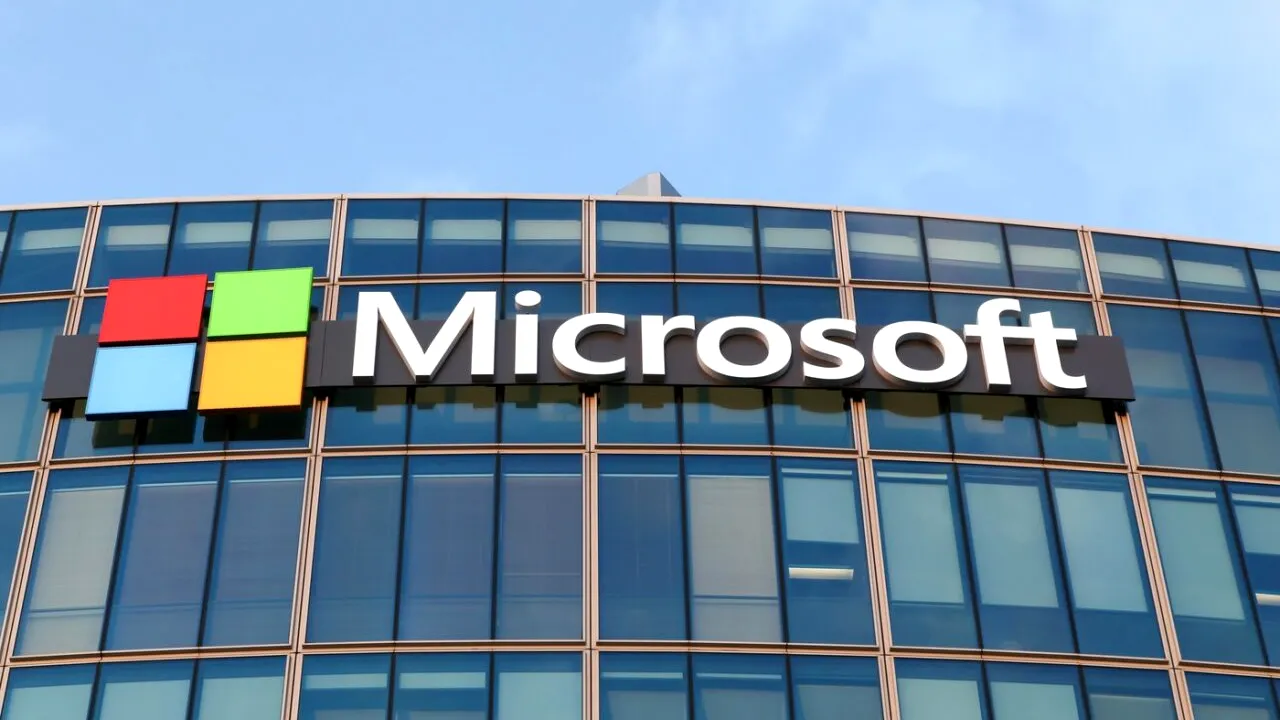 Microsoft, pe cale să devină a doua companie care depășește 4.000 de MILIARDE de dolari pe burse