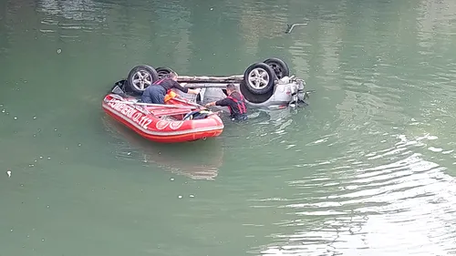 VIDEO UPDATE | Un bărbat de 35 de ani a murit după ce a căzut cu mașina în râul Dâmbovița, în zona Podului Ciurel
