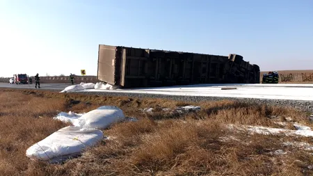 VIDEO | Cum a fost evitată o tragedie ca cea de la Mihăilești, în care 18 persoane au murit. Ce au făcut pompierii după ce un TIR cu azotat s-a răsturnat vineri în Ialomița