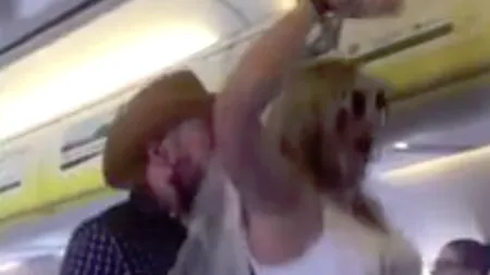 Cum a fost surprinsă o viitoare mireasă la bordul unui avion. Martor: Echipajului i-a fost frică să spună ceva - VIDEO