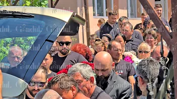 DURERE fără margini în satul natal al Teodorei Marcu, condusă pe ultimul drum, după tragedia din Cosmopolis. Tânăra a fost ucisă de „călăul” său