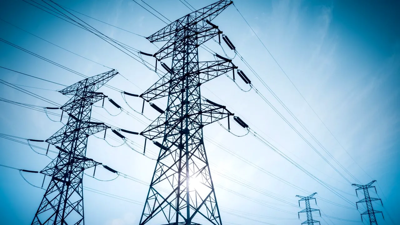 Preţul energiei electrice pe bursă a fost de patru ori mai mare în iulie, față de anul trecut. Iar scumpirea continuă