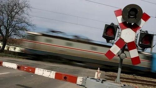 Un tren București-Timișoara, întârziat 70 de minute după ce a fost lovit de o macara