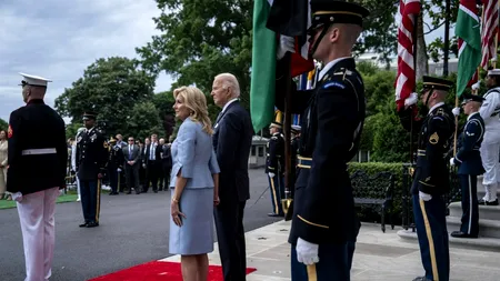 Biden, acuzat că îi permite soției să rămână în Biroul Oval la reuniuni confidențiale /Casa Albă RESPINGE speculațiile privind implicarea în decizii