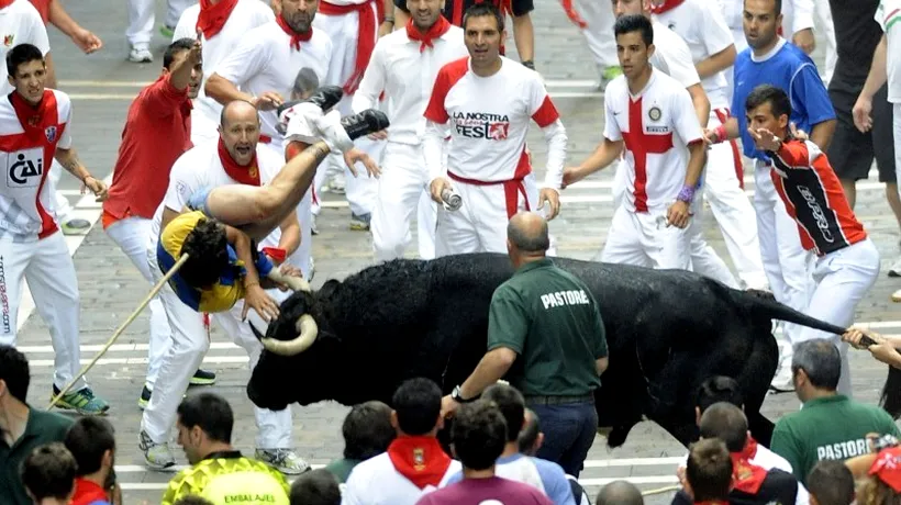 Zeci de persoane au fost rănite într-o busculadă produsă în timpul cursei cu tauri de la Pamplona