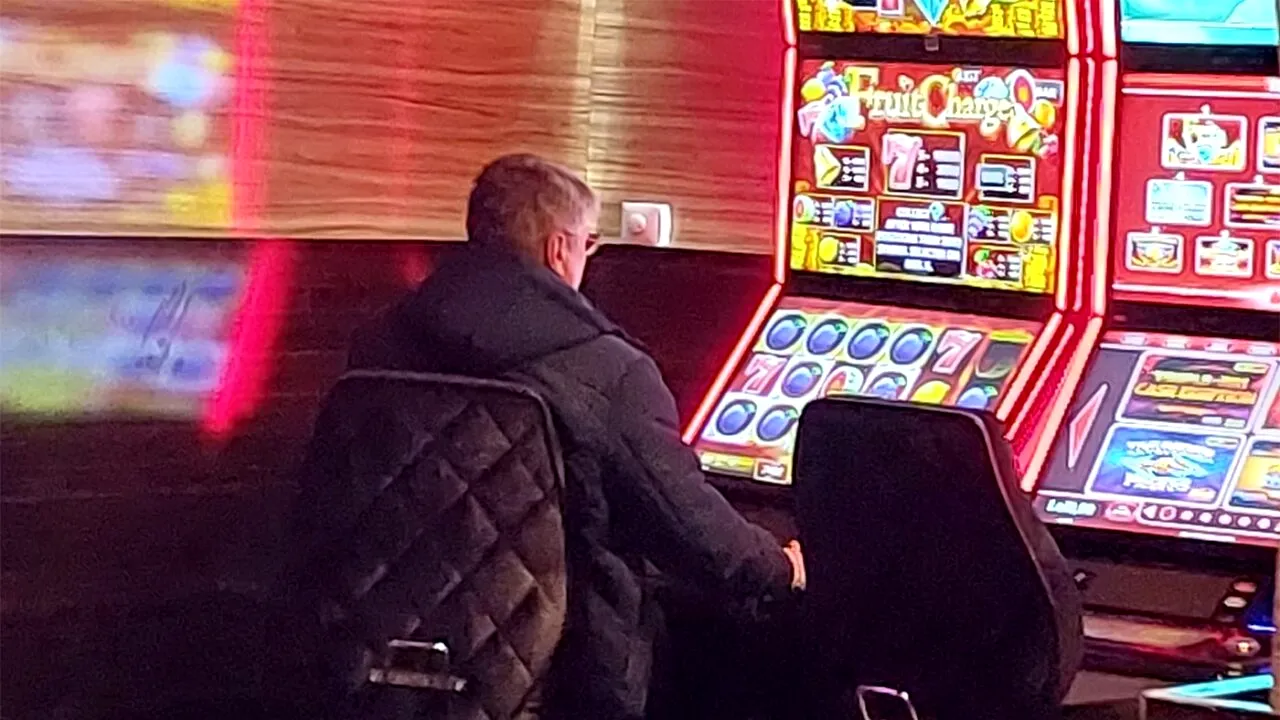 George lucra ca livrator în Constanța. Zilele trecute, a furat 10.716 ron și i-a jucat la 