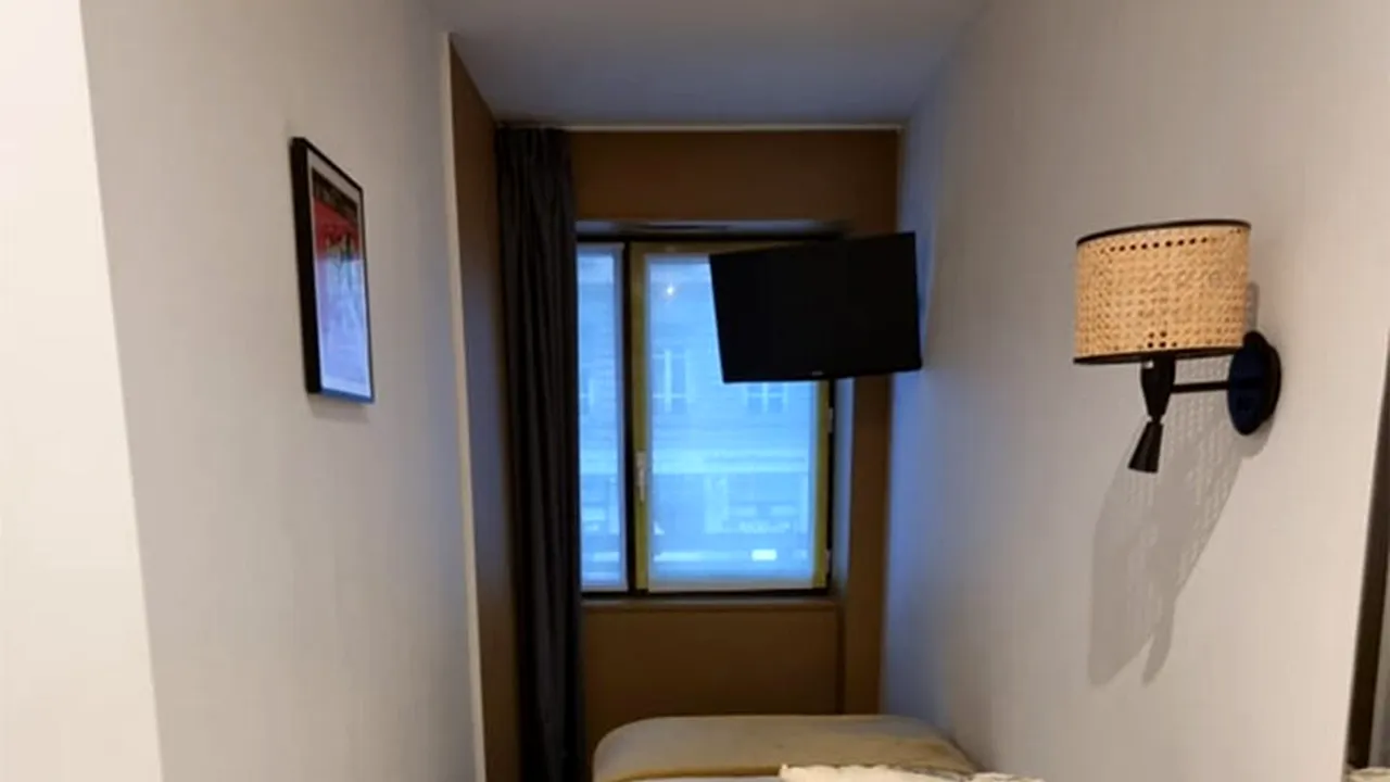 De necrezut ce cazare a primit Mihai din București în Lyon: „Asta e TOATĂ camera de hotel