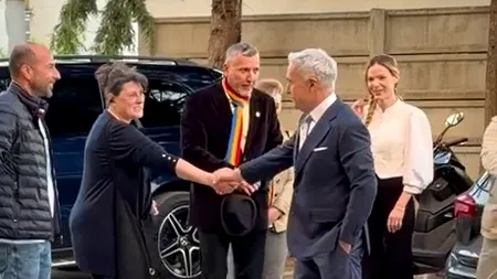 Călin Georgescu a fost întâmpinat de câtiva susținători înainte de emisiunea „Marius Tucă Show”