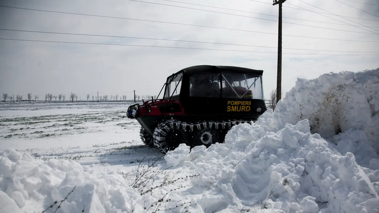 Un autobuz, patru autoutilitare și patru autoturisme, blocate în zăpadă în Buzău