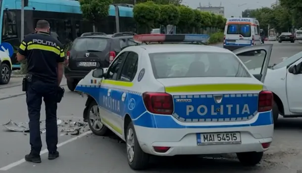<span style='background-color: #2c4082; color: #fff; ' class='highlight text-uppercase'>VIDEO</span> Maşină de poliţie, implicată într-un ACCIDENT rutier în Craiova. Autospeciala avea în funcţiune semnalele luminoase