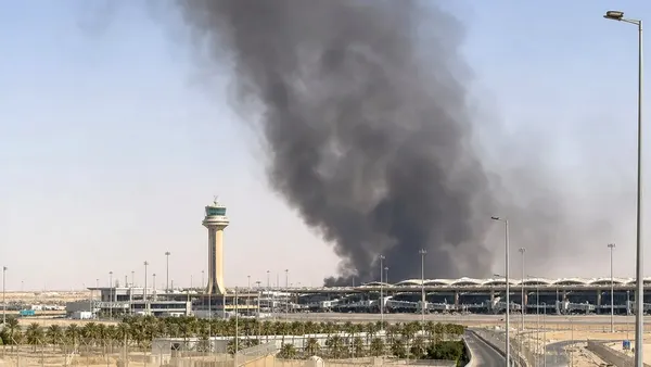 Un incendiu puternic a izbucnit lângă principalul aeroport din Arabia Saudită, în urma alertelor de atac aerian ale rebelilor houthi