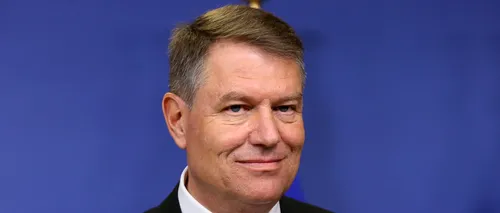 Președintele Klaus Iohannis participă la slujba din prima zi de Paști, la Sibiu, alături de soția lui / La plecare, Iohannis a fost aplaudat de cele câteva zeci de persoane strânse în fața lăcașului de cult- VIDEO