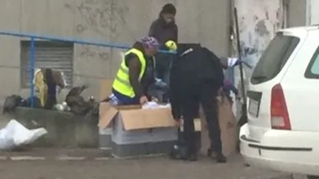 Polițist din Bârlad, cercetat după ce a luat ajutoarele pentru nevoiași de sub bradul de Crăciun