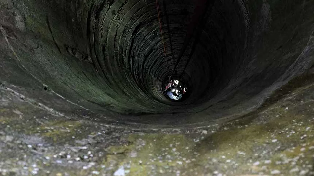 O dată la nouă vieți. Un bărbat din Dolj a căzut într-un puț de 30 de metri. Pompierii l-au recuperat ca nou!