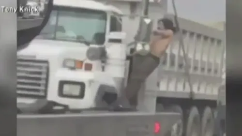 Scene de necrezut pe o autostradă din SUA. După un accident, un șofer s-a dezbrăcat și a recurs la un gest pe care nici poliția nu și-l explică. VIDEO
