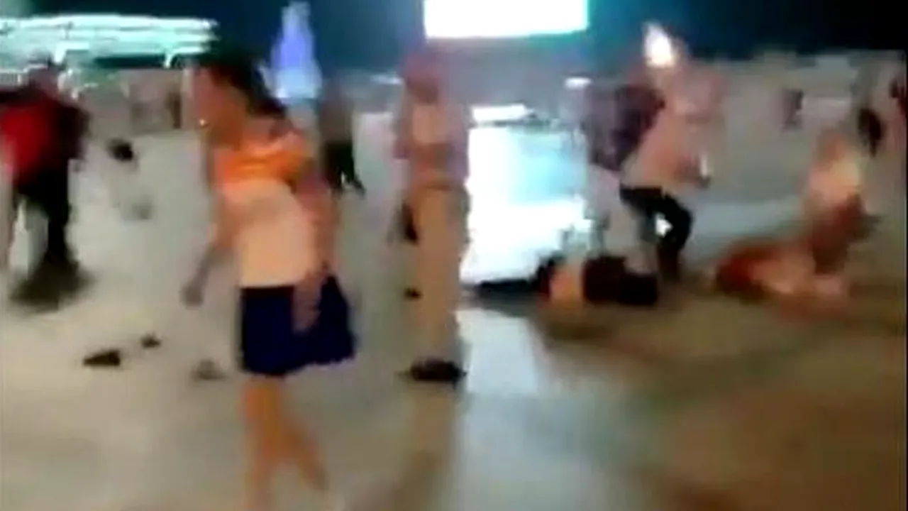 Atac fulgerător în China: 11 MORȚI și 44 de RĂNIȚI. Un șofer a intrat cu SUV-ul în mulțime, după care a scos UN CUȚIT și O LOPATĂ