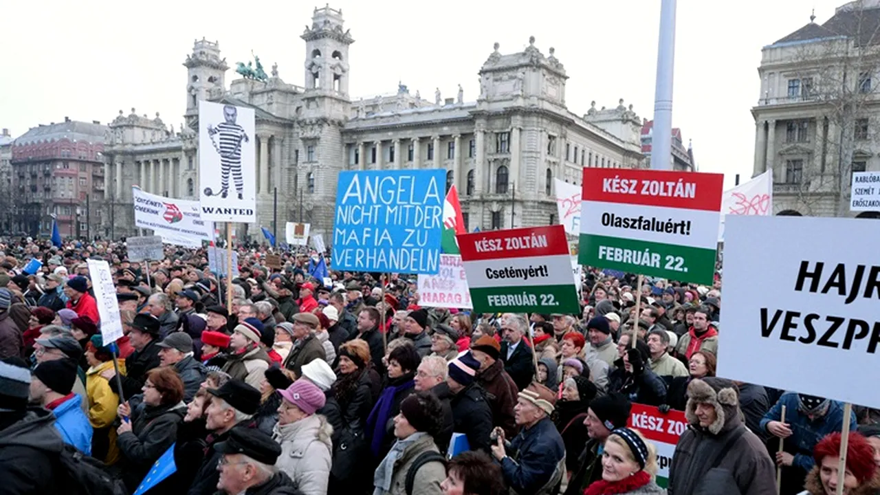 Budapesta iese din nou în stradă: mii de oameni îi cer cancelarului Merkel o Ungarie europeană