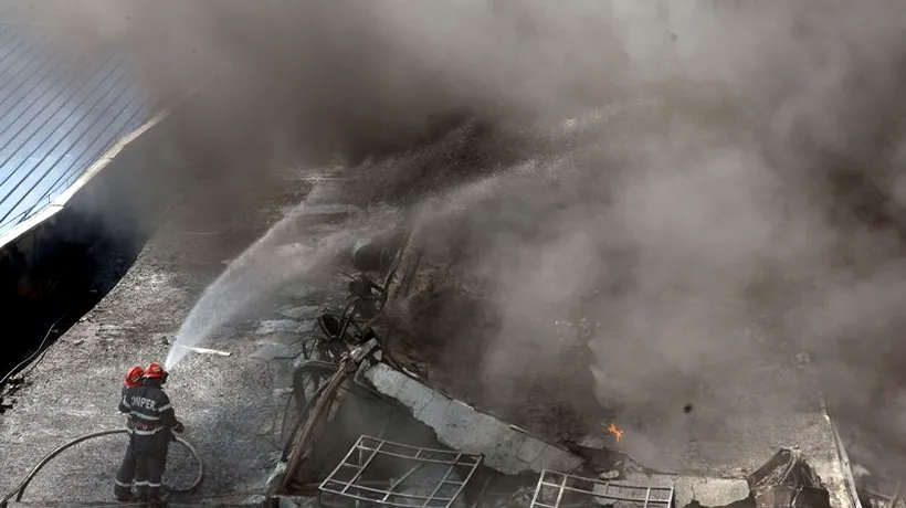 UPDATE. Incendiu la un depozit de marfă al unui supermarket din Mureș. Focul, extins la fațada unui bloc, a fost stins