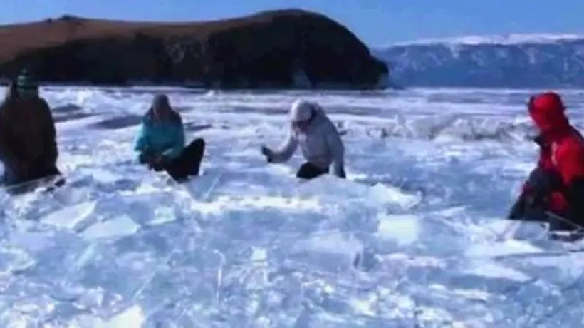 Video impresionant. Rușii care cântă la gheața de pe lacul Baikal
