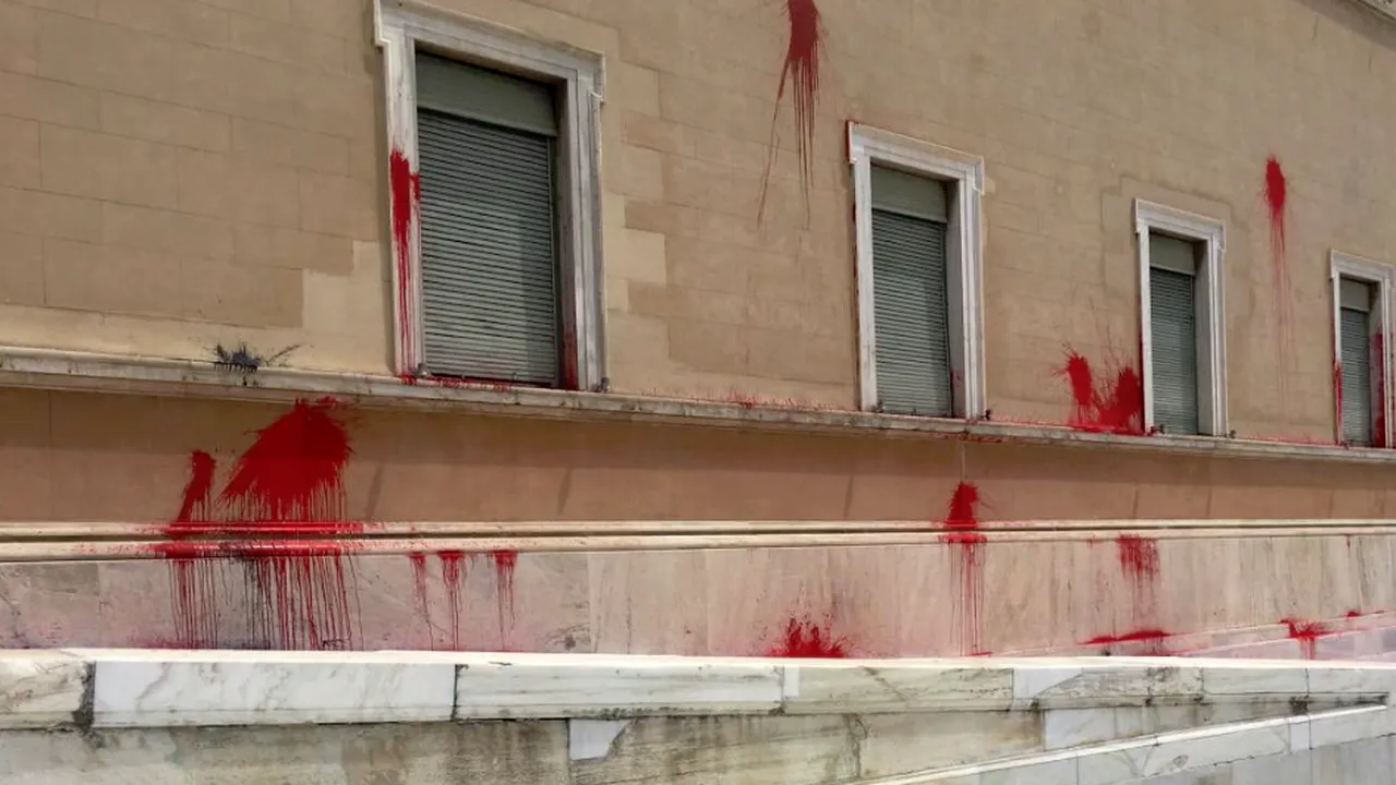 Parlamentul Greciei a fost vandalizat cu vopsea roșie: O grupare anarhistă a revendicat atacul - FOTO