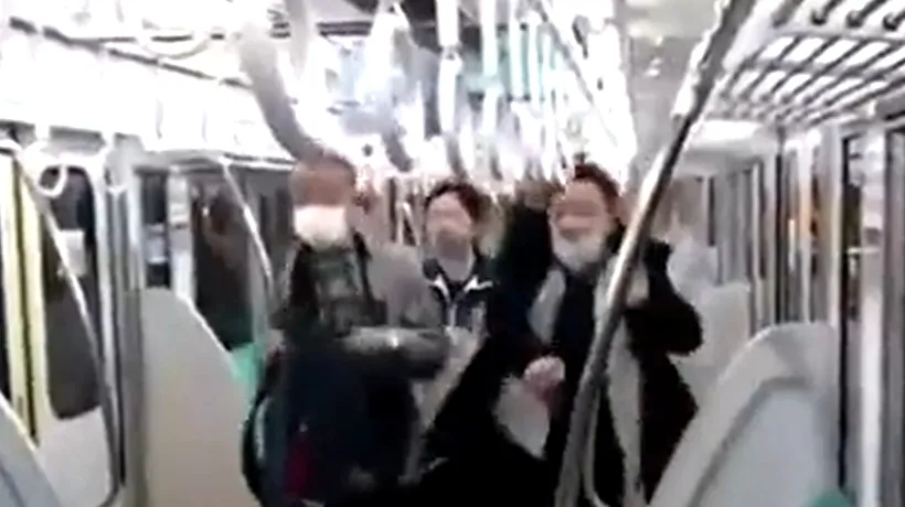 Un bărbat a atacat cu un cuțit pasagerii unui tren, la Tokyo, și a declanșat un foc la bord. Intervenția forțelor de ordine japoneze – VIDEO