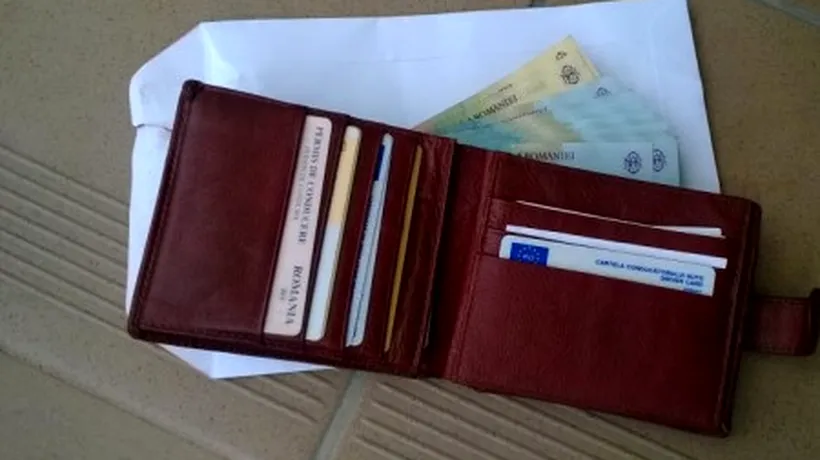 Un portofel cu bani, acte și carduri a fost găsit de un client în parcarea unui supermarket din Bistrița-Năsăud. Cum a reacționat bărbatul
