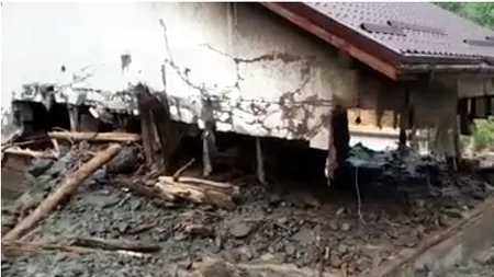 Imaginile dezastrului provocat de viitura din Rucăr: Case distruse, mașini avariate și oameni răniți