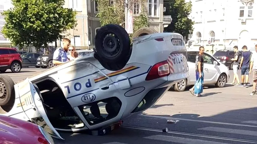 Accident rutier în Capitală: Autospecială de poliție, răsturnată după ce a fost implicată într-o coliziune