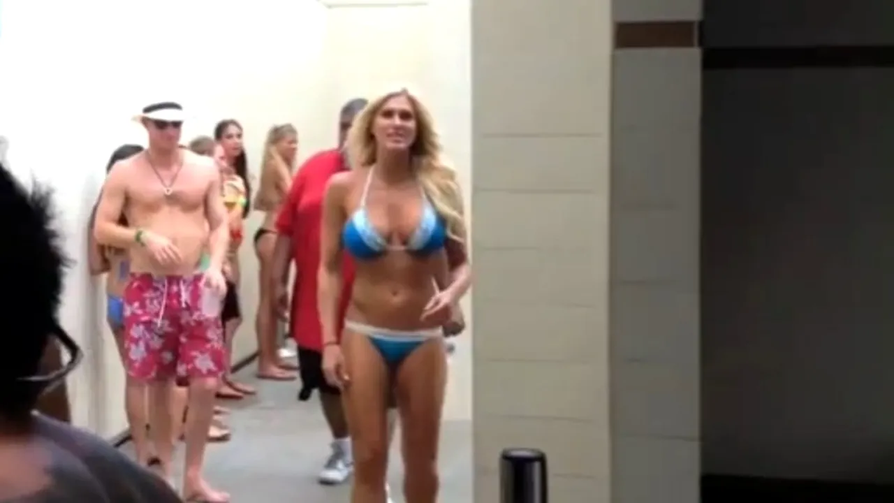 Cum au decurs evenimentele din seara în care prințul Harry a fost fotografiat dezbrăcat