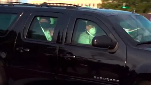 Noi imagini cu Donald Trump. Președintele american a ieșit cu SUV-ul să-și salute admiratorii (VIDEO)