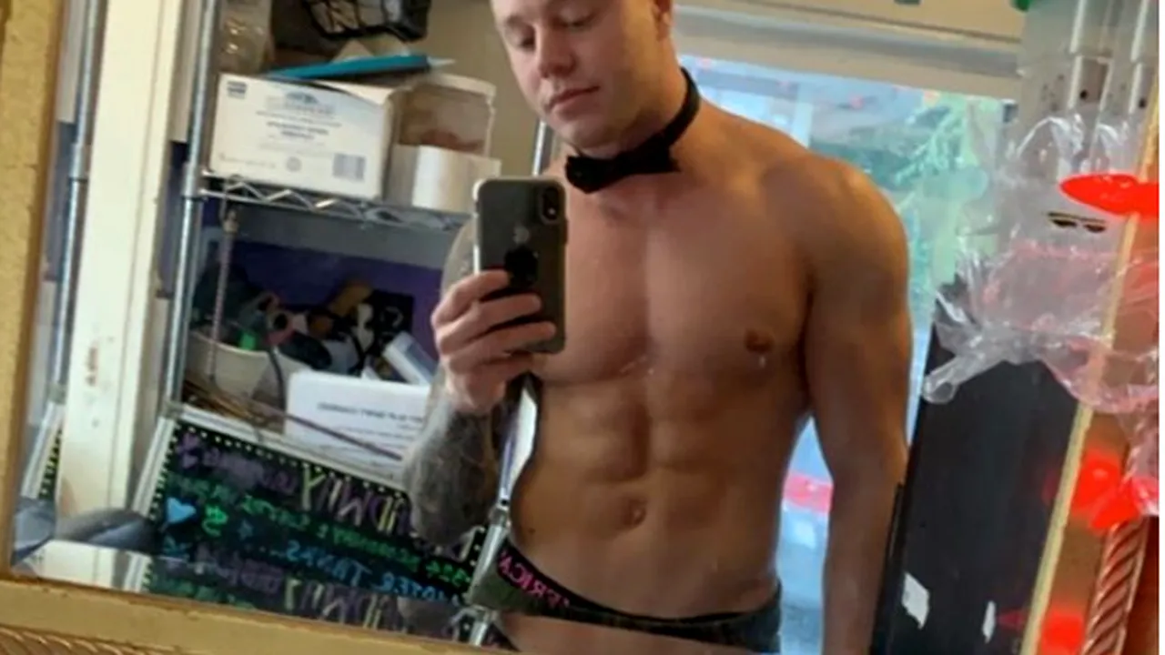 „Bărbații fierbinți servesc cafeaua fierbinte