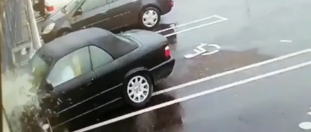 VIDEO | O șoferiță de BMW a intrat cu mașina direct prin geamul unui supermarket din Hunedoara