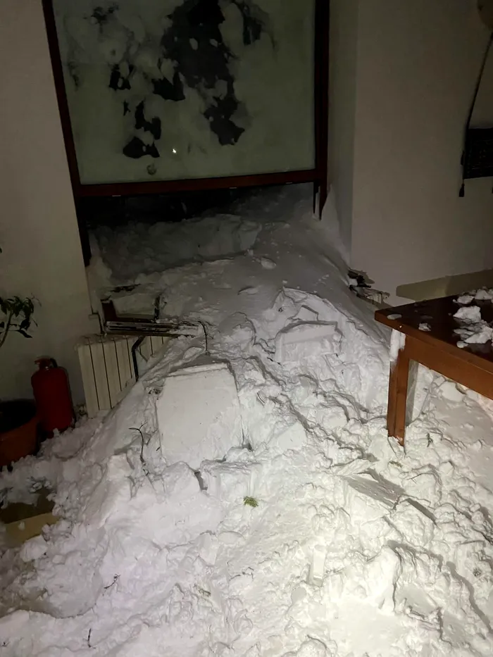 Avalanșă de mari dimensiuni în Munții Făgăraș. Cabana Capra și mașinile parcate în apropiere, distruse de zăpadă / Sursa foto: Facebook Avalanșe în Carpați