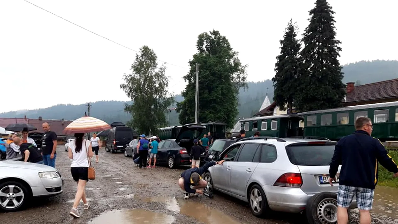 Un bărbat a atacat mocănița cu pietre, a pus bolovani pe calea ferată și a spart roțile mașinilor turiștilor - VIDEO / FOTO