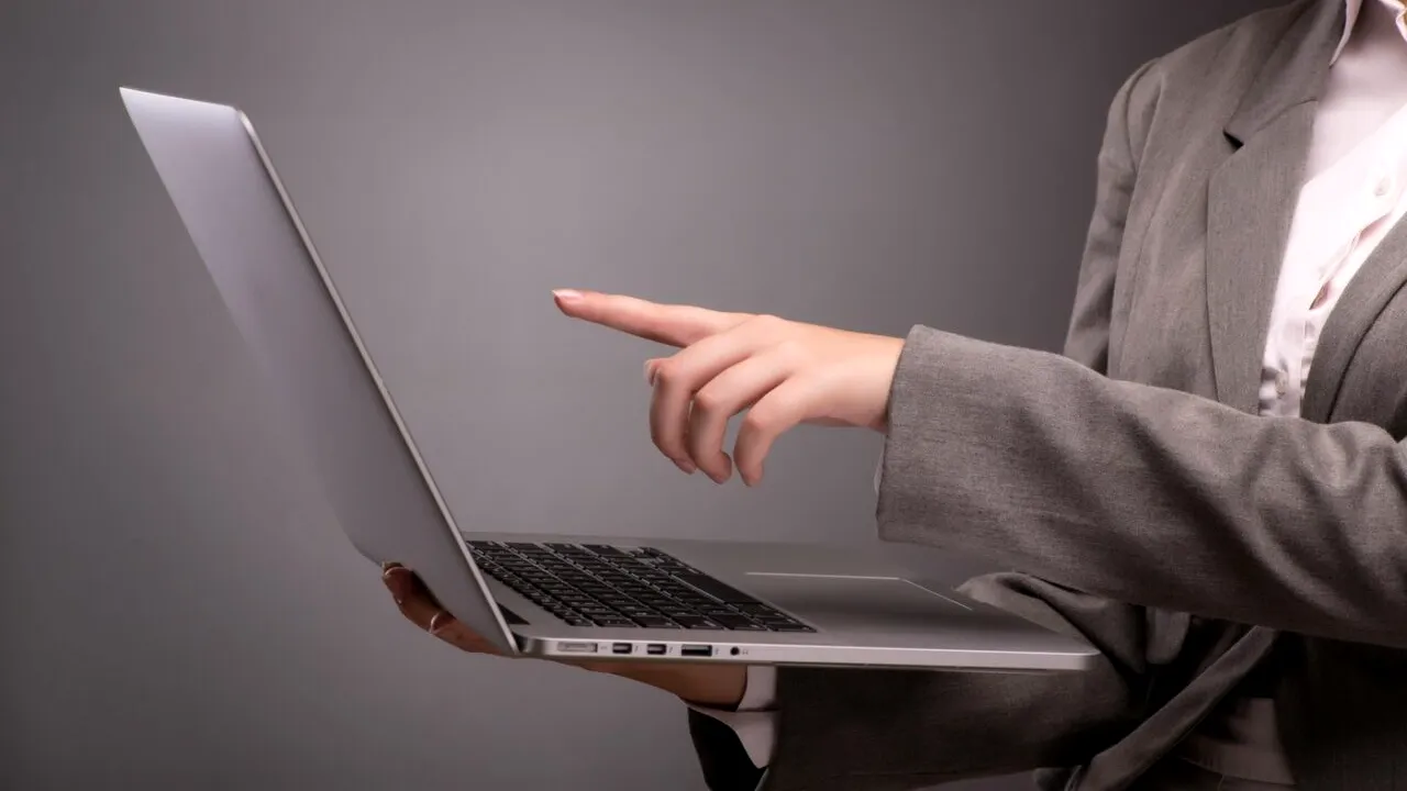 O contabilă de la un COLEGIU din județul Iași a virat în propriul cont 510.000 lei, bani proveniți din indemnizații și fonduri