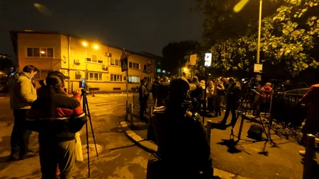 A 32-a noapte consecutivă pe care Călin Georgescu o petrece în spatele gratiilor. Susținătorii încă se află în fața Arestului Central și scandează mesaje de încurajare pentru fostul prezidențiabil