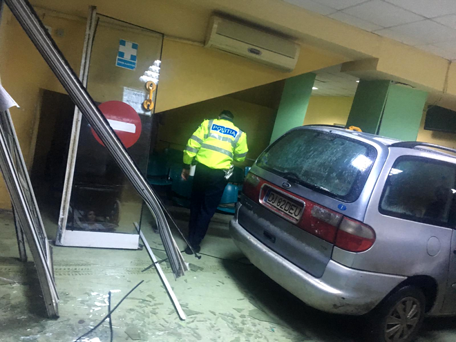 A trecut cu autoturismul prin ușile Secției de Urgențe Spital Județean Craiova