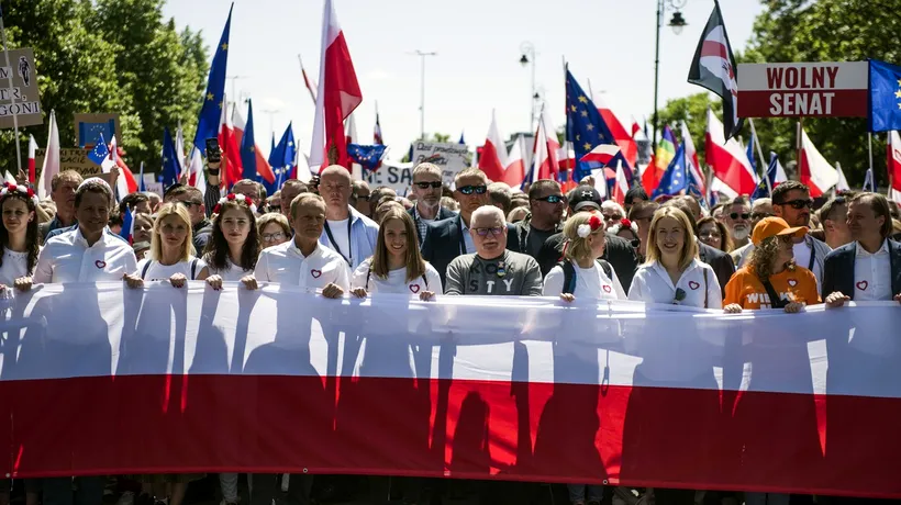 FOTO | Protest la Varşovia, cu ex-premierul Donald Tusk și fostul președinte Lech Walesa printre participanți. De ce au ieșit polonezii în stradă