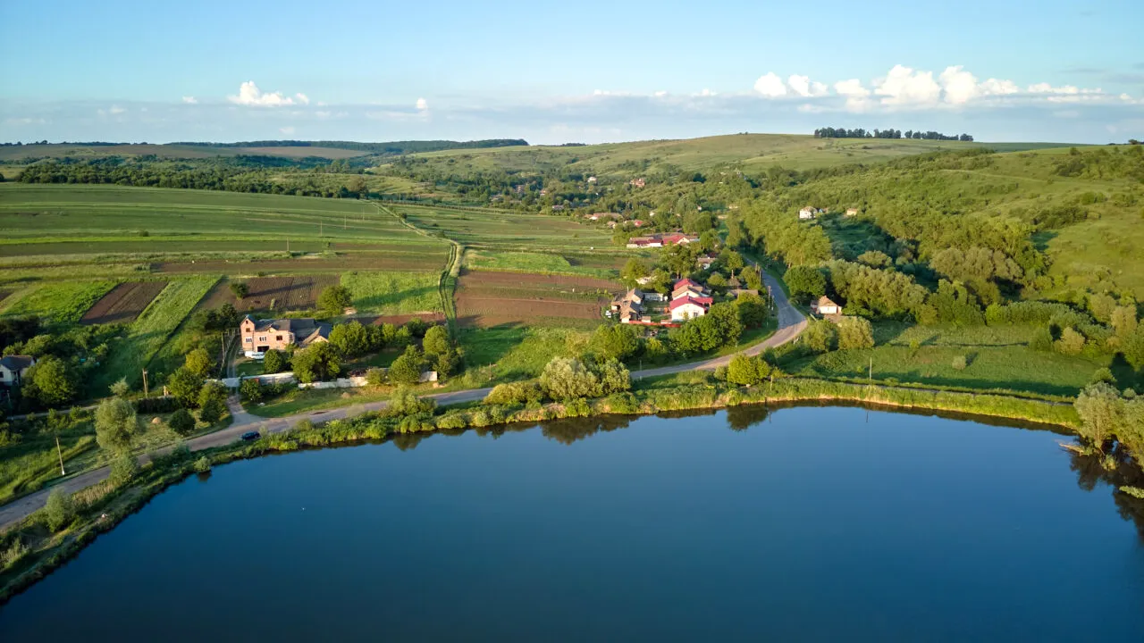 Lacul din Ungaria unde vin mai mulți turiști decât în toate stațiunile de pe litoralul românesc. Este cel mai mare lac din Europa Centrală