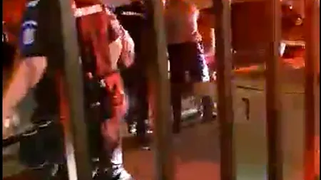 VIOLENȚĂ. Bărbat desfigurat în sediul Secției 5 după ce ar fi înjunghiat un polițist. „Când l-au urcat în ambulanță, nu l-am recunoscut. Arăta ca un monstru!”/ Video