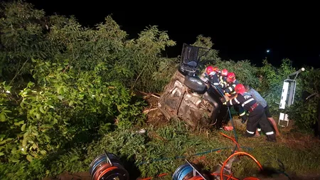 Familie distrusă în Neamț: Doi fraţi în vârstă de 18, respectiv 20 de ani au MURIT după ce au intrat cu maşina într-un copac