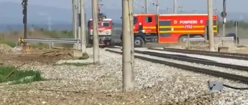 La un pas de o TRAGEDIE: Autospecială de pompieri din Cluj filmată când trece razant prin faţa unui tren / ISU Cluj anunţă cercetare disciplinară