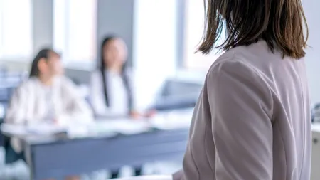 Profesoară de biologie din Iași, prinsă de elevi pe un site de VIDEOCHAT, și-a dat demisia. La titularizare a luat nota 9.73